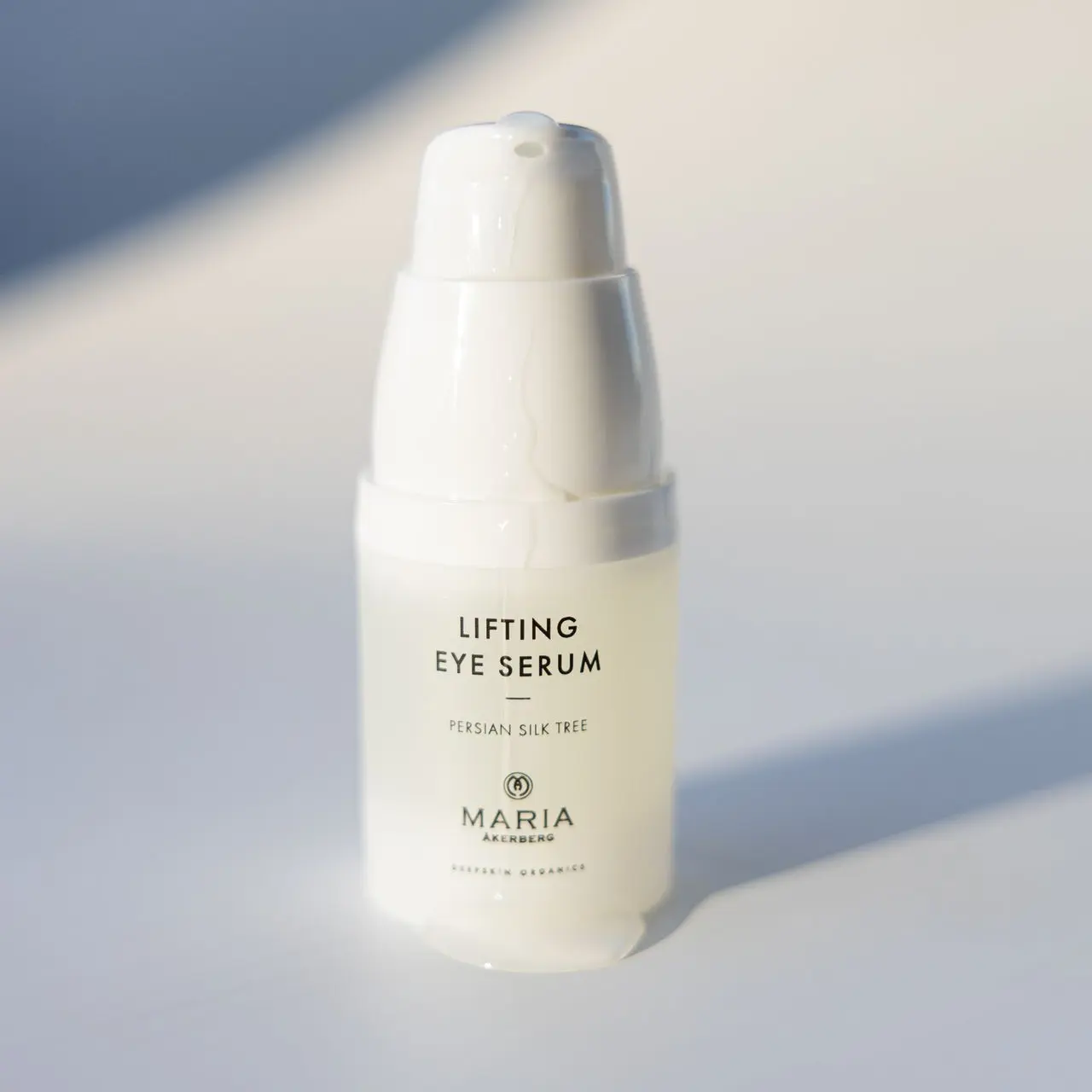 Lifting Eye Serum från MARIA ÅKERBERG – Verstevigend oogserum dat zwelling en fijne lijntjes rond de ogen vermindert.